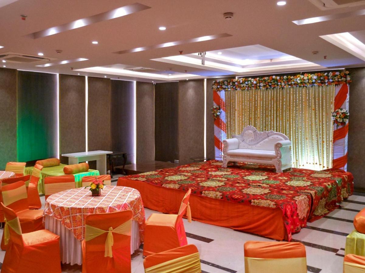 Hotel Saket 27 Ню Делхи Екстериор снимка