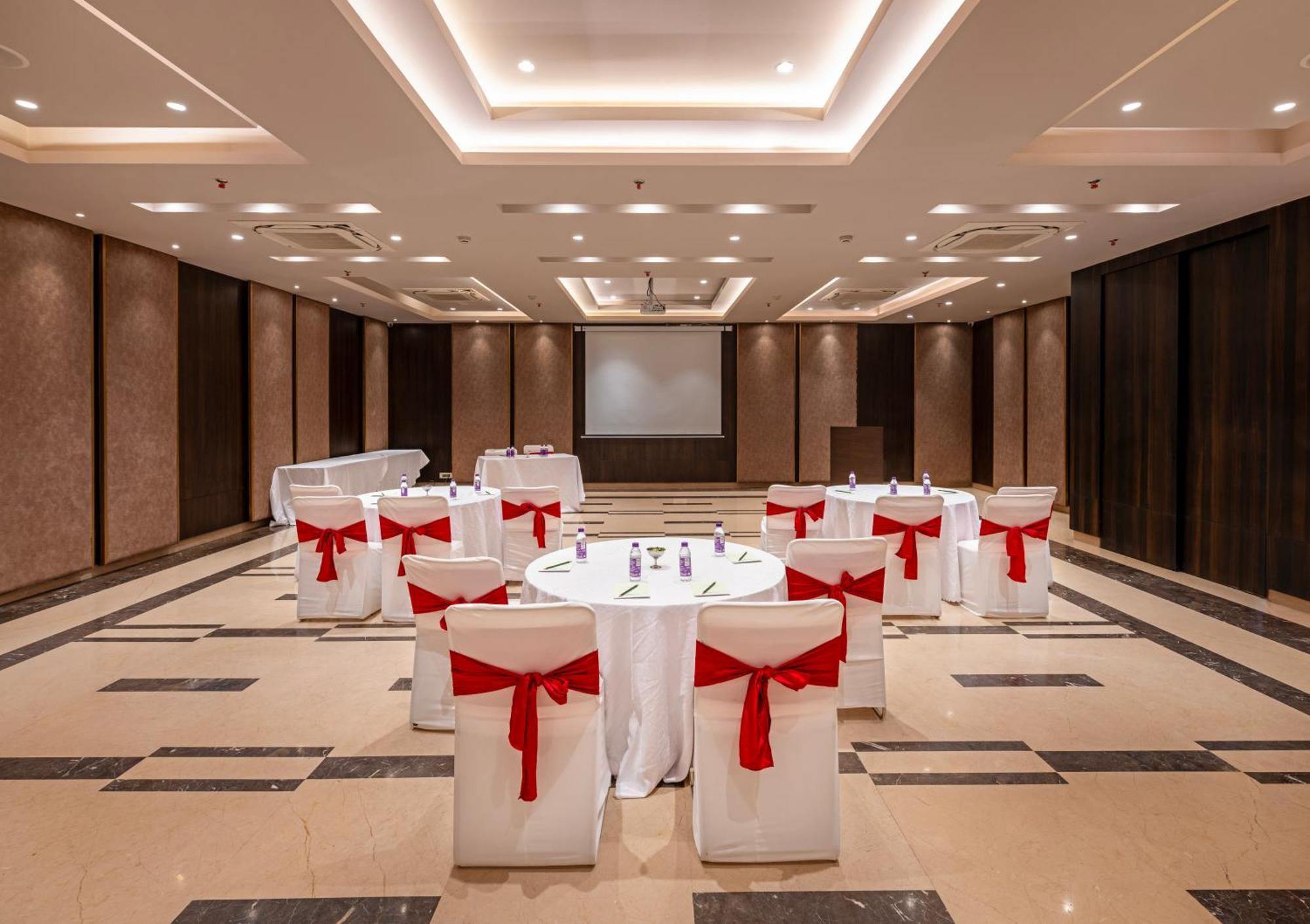 Hotel Saket 27 Ню Делхи Екстериор снимка