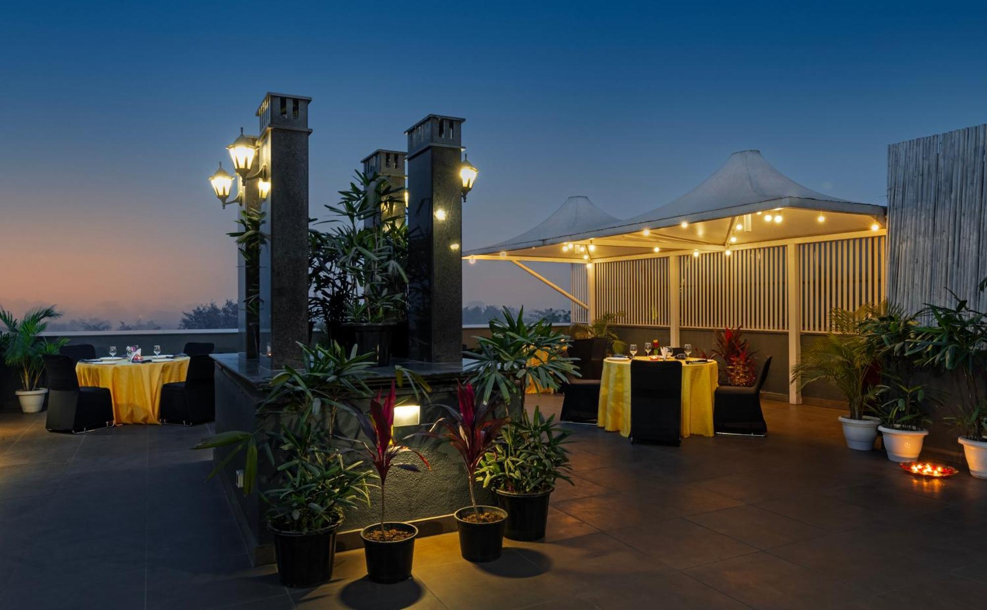 Hotel Saket 27 Ню Делхи Екстериор снимка