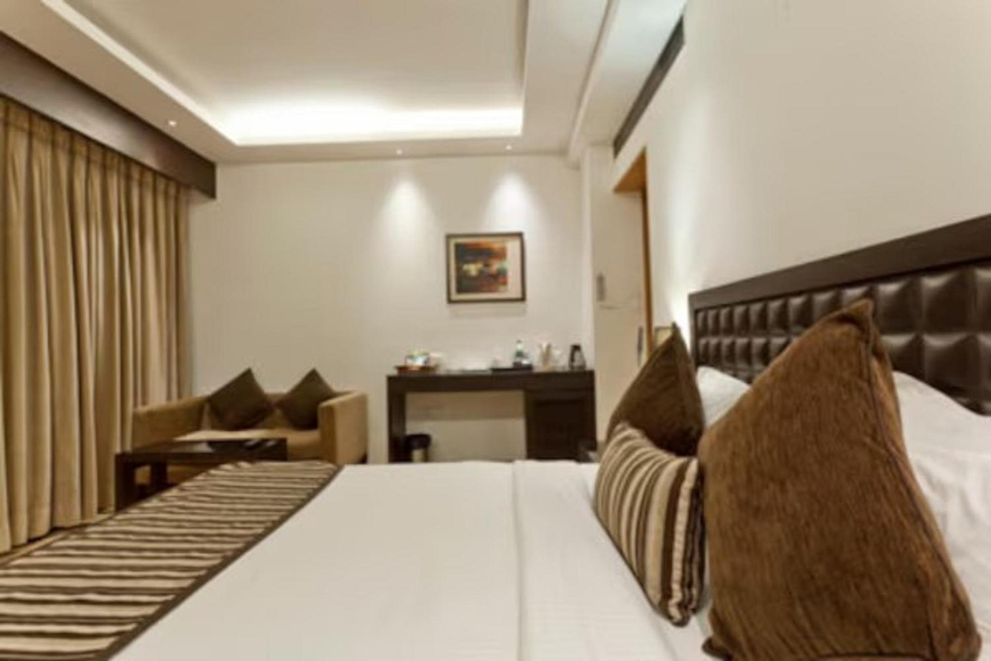 Hotel Saket 27 Ню Делхи Екстериор снимка