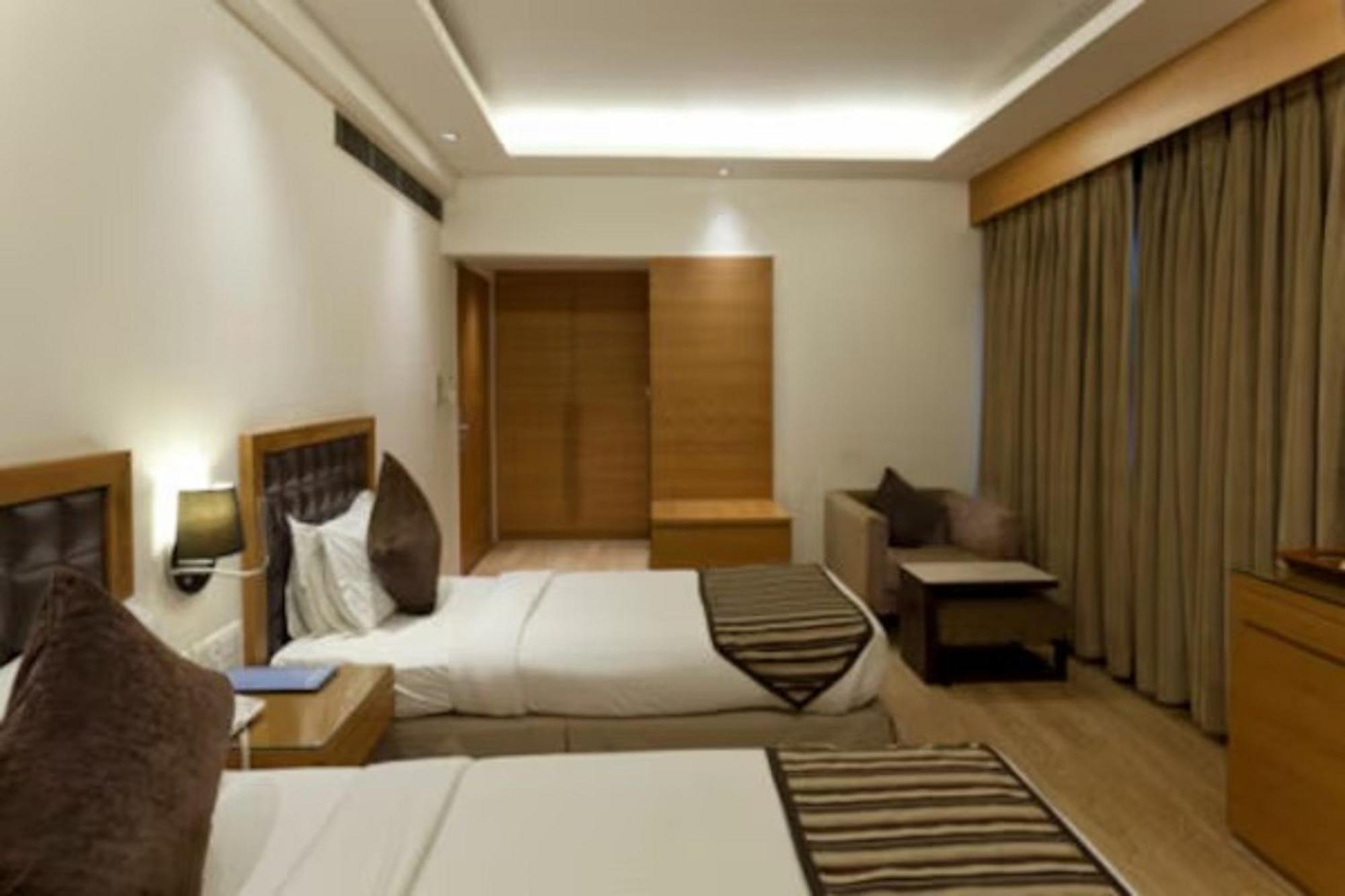 Hotel Saket 27 Ню Делхи Екстериор снимка