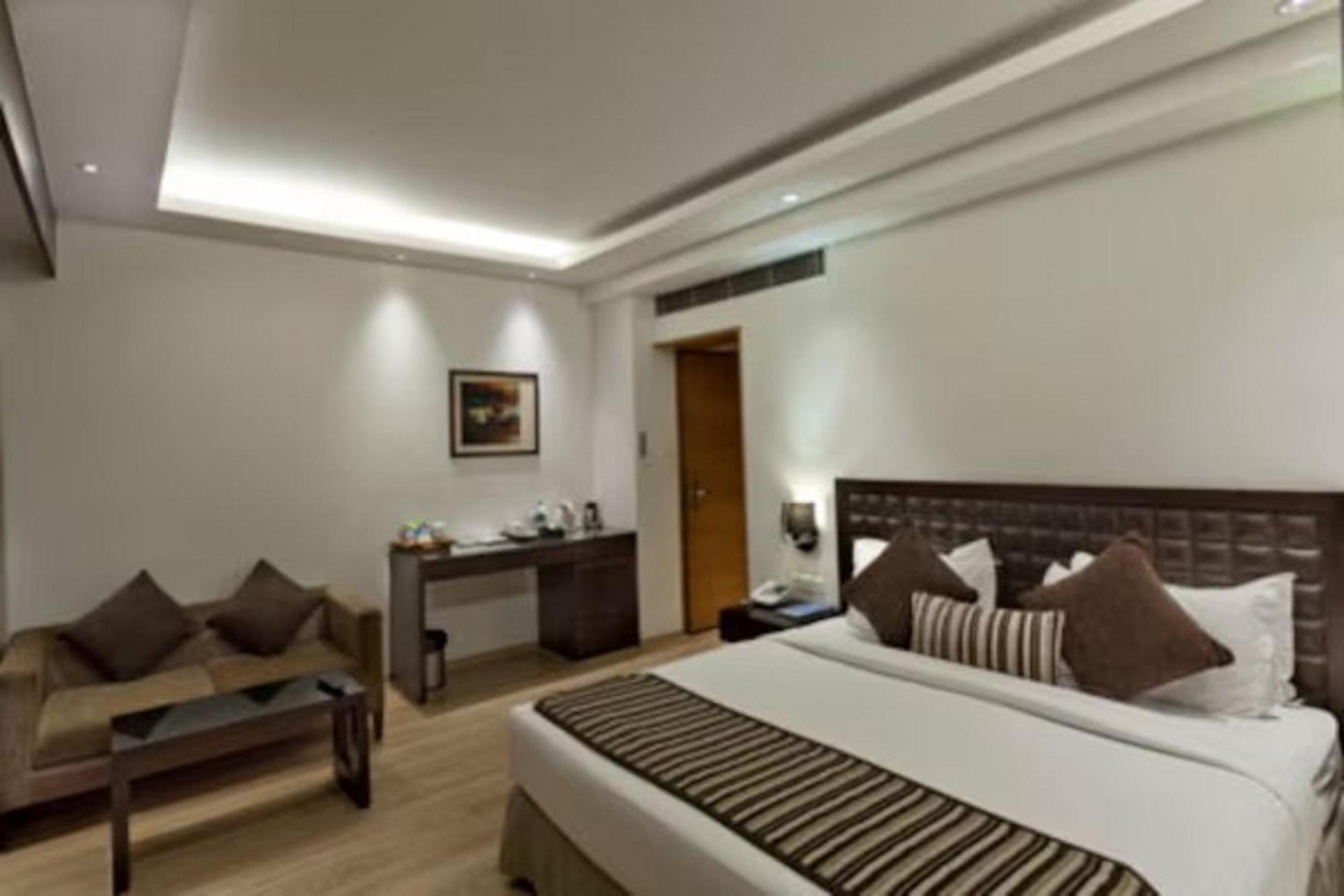 Hotel Saket 27 Ню Делхи Екстериор снимка